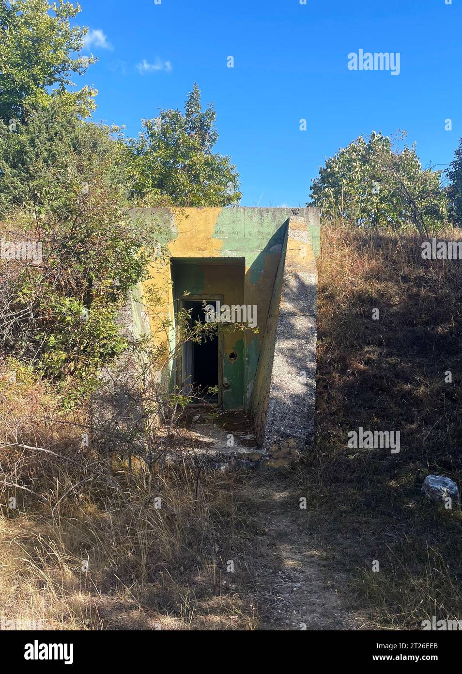 Verlassener Bunker in den Hügeln in der Nähe von Skopje, Nordmakedonien Stockfoto