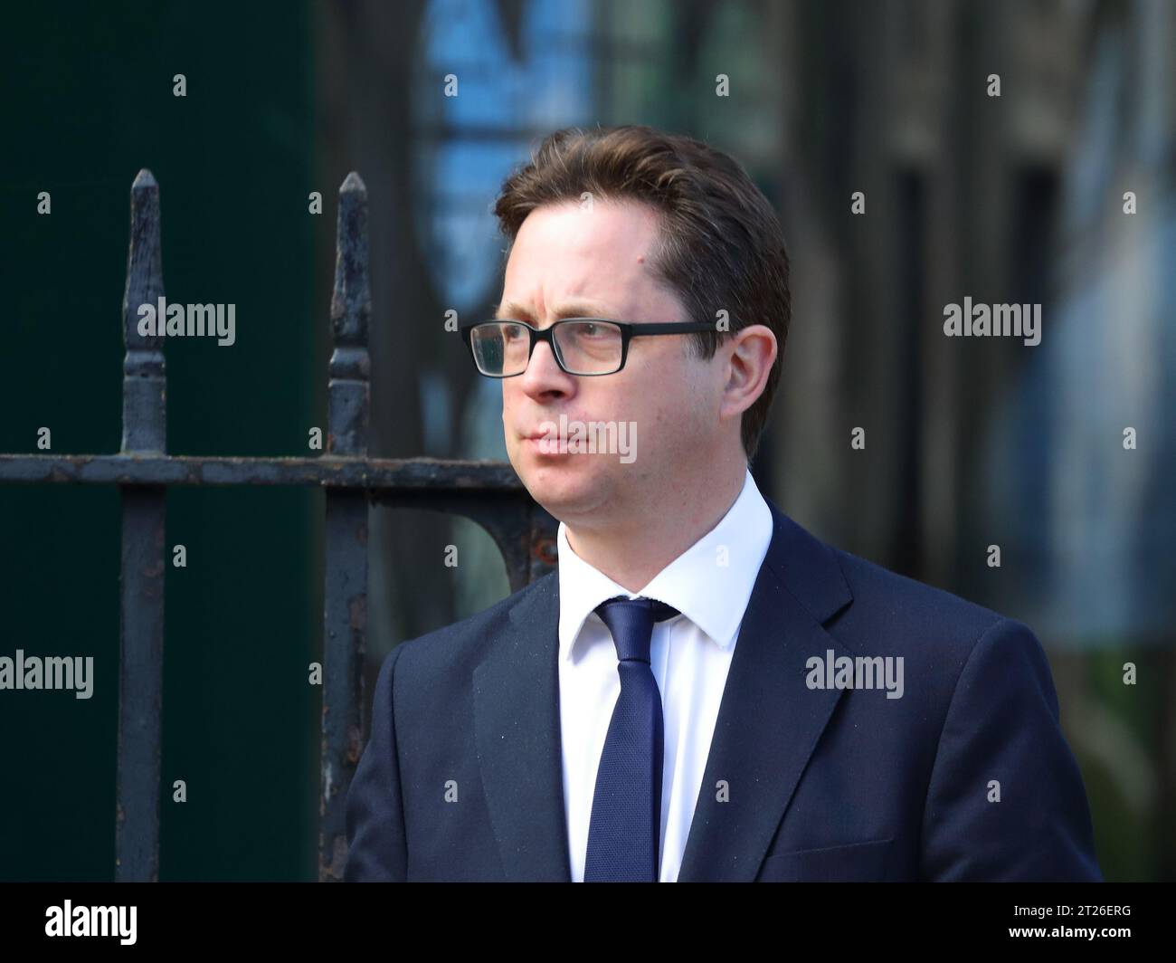 London, Vereinigtes Königreich. Oktober 2023. Alex Burghart, konservativer Abgeordneter für Brentwood und Ongar, besuchte den Thanksgiving-Dienst für Lord Lawson an der St Margaret's Church in Westminster. Quelle: Uwe Deffner/Alamy Live News Stockfoto