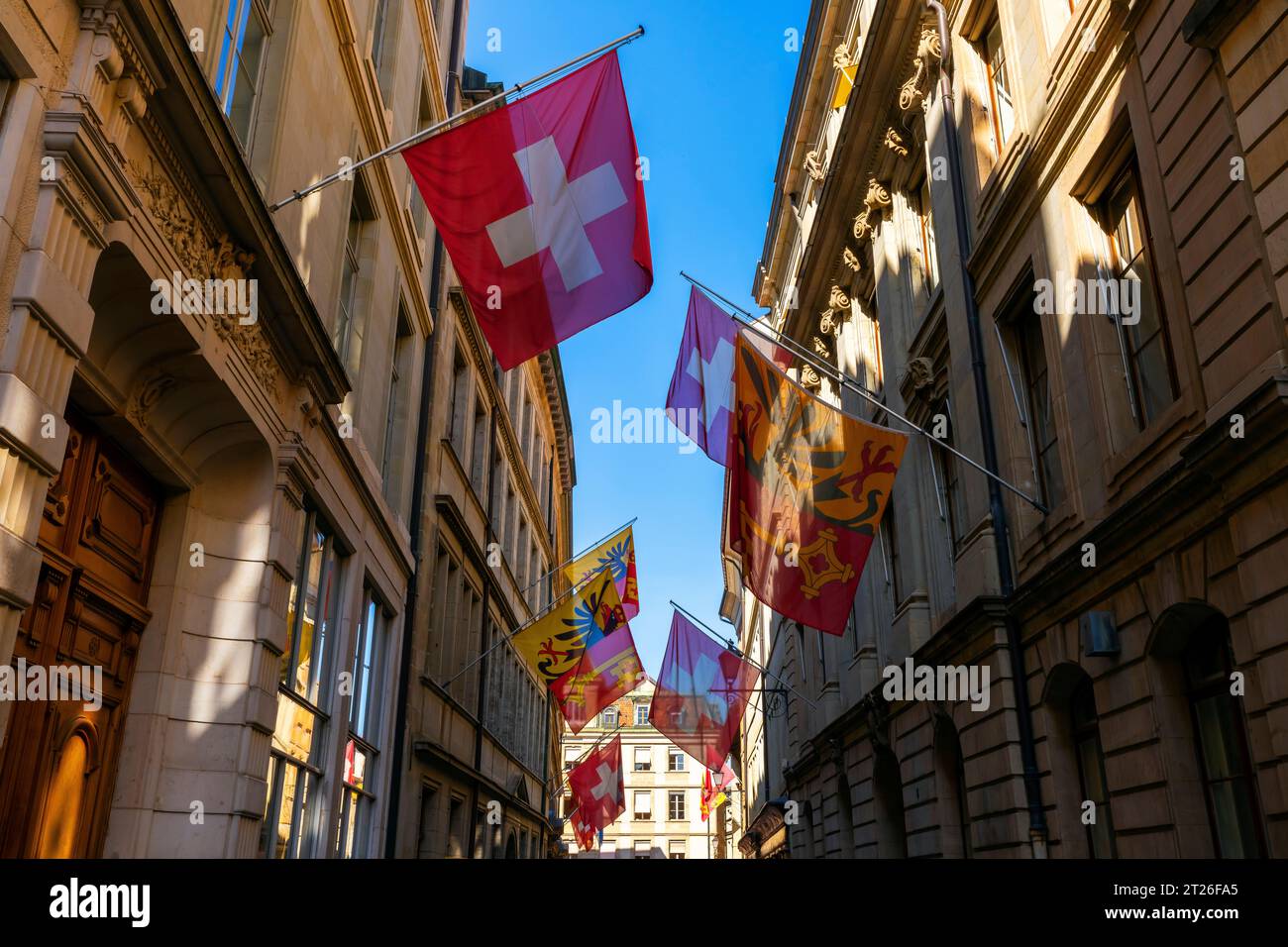 Farbenfrohe Rue de l'Hotel-de-Ville der Altstadt von Genf, Kanton Genf, Schweiz. Stockfoto