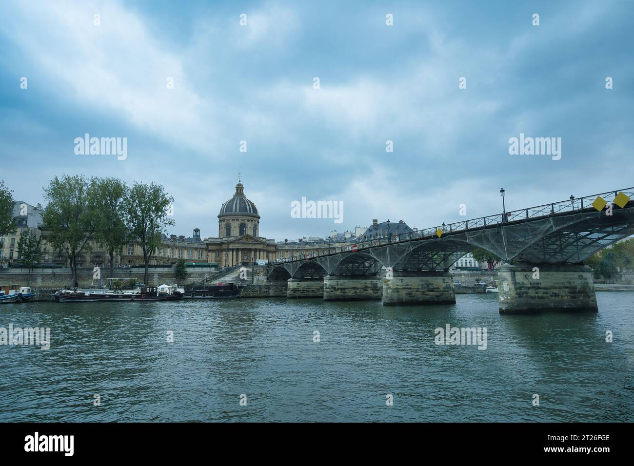 Frankreich, Paris 25.08.2023 Tribunal Commerce Paris und die Pont au Change, von den Bateaux Pariser an der seine Stockfoto