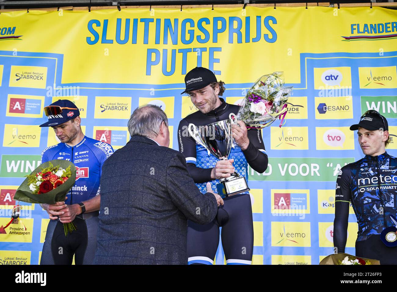 Kapellen, Belgien. Oktober 2023. Der niederländische David van der Poel von Alpecin-Deceuninck, der niederländische Coen Vermeltfoort und der niederländische Jordan Habets auf dem Podium nach der Ausgabe 2023 des eintägigen Radrennens „nationale Sluitingsprijs Putte-Kapellen“ in Putte-Kapellen, Kapellen am Dienstag, den 17. Oktober 2023. BELGA FOTO TOM GOYVAERTS Credit: Belga Nachrichtenagentur/Alamy Live News Stockfoto