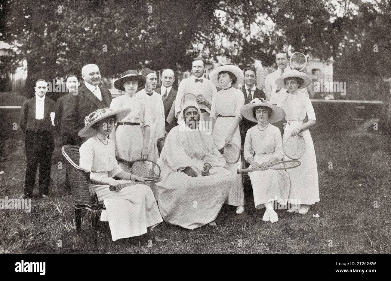 Abdelhafid von Marokko, Moulay Abdelhafid, 1875-1937. Sultan von Marokko von 1908 bis 1912 und Mitglied der Alaouiten-Dynastie. Hier gesehen mit einer Gruppe junger Damen, die in Versailles Tennis gespielt hatten. Aus Mundo Grafico, veröffentlicht 1912. Stockfoto