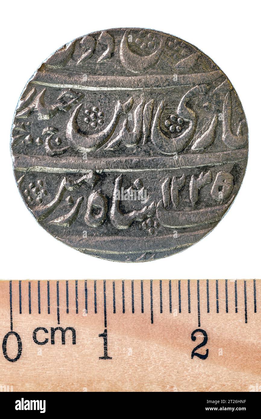 Eine alte indische Silbermünze ist eine Rupie. Vereinigte Provinzen Agra und Oudh. Rückwärts. Isoliert auf weiß Stockfoto