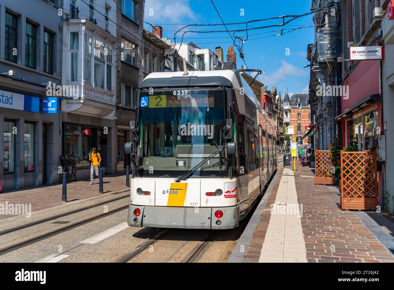 Straßenbahn auf der Straße, öffentliche Verkehrsmittel von Gent, Belgien Stockfoto