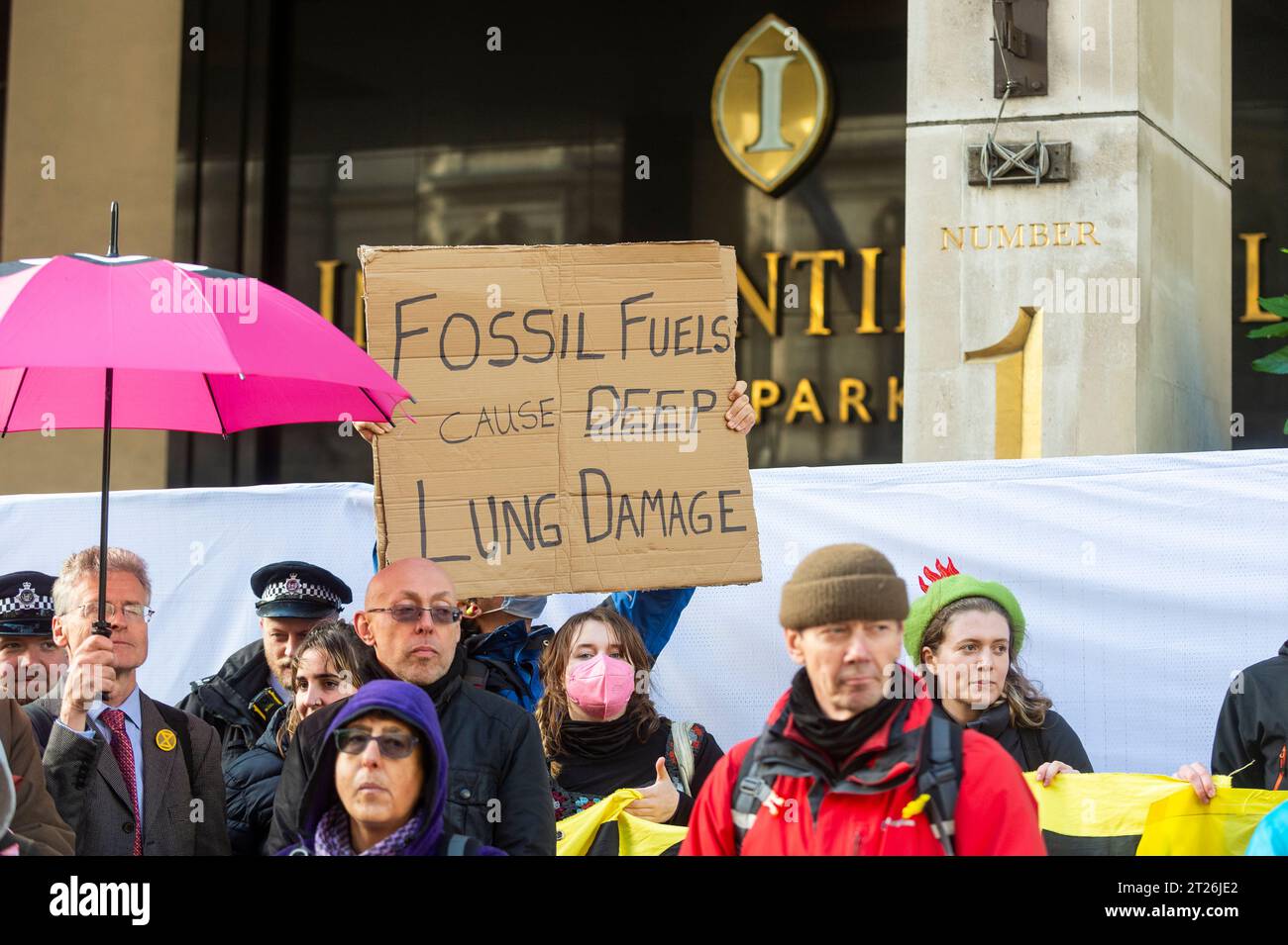 London, Großbritannien. 17. Oktober 2023. Aktivisten der Fossil Free London und der Extinction Rebellion während eines „Oil Money Out“-Klimaprotests vor der Intercontinental Hotel Park Lane, wo ein dreitägiges Energy Intelligence Forum (früher die Oil and Money Conference) stattfindet. Quelle: Stephen Chung / Alamy Live News Stockfoto