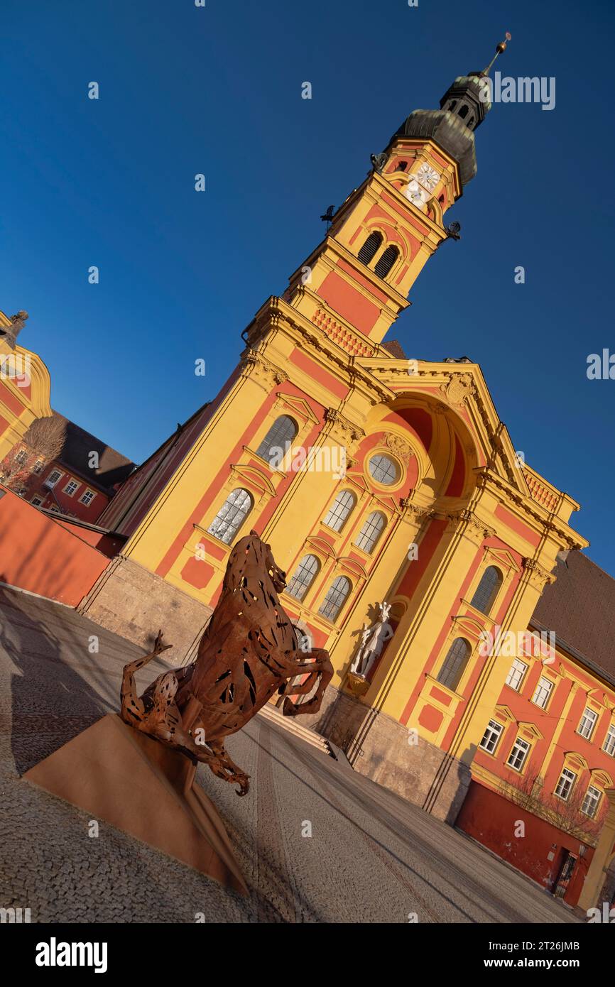 Österreich, Tirol, Innsbruck, Fassade des Klosters Wilten, das 1138 als Prämonstratenserkloster mit der heutigen Kirche aus dem Jahr 1665 gegründet wurde. Stockfoto