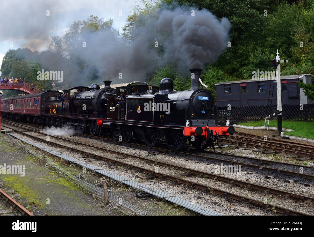 Die Caledonian Railway der Baureihe 439 mit der Kessellokomotive Nr. 55189 und der NER-Klasse N3 Nr. 2392 erreichte den Bahnhof Goathland auf der North Yorkshire Moors Railway. Stockfoto