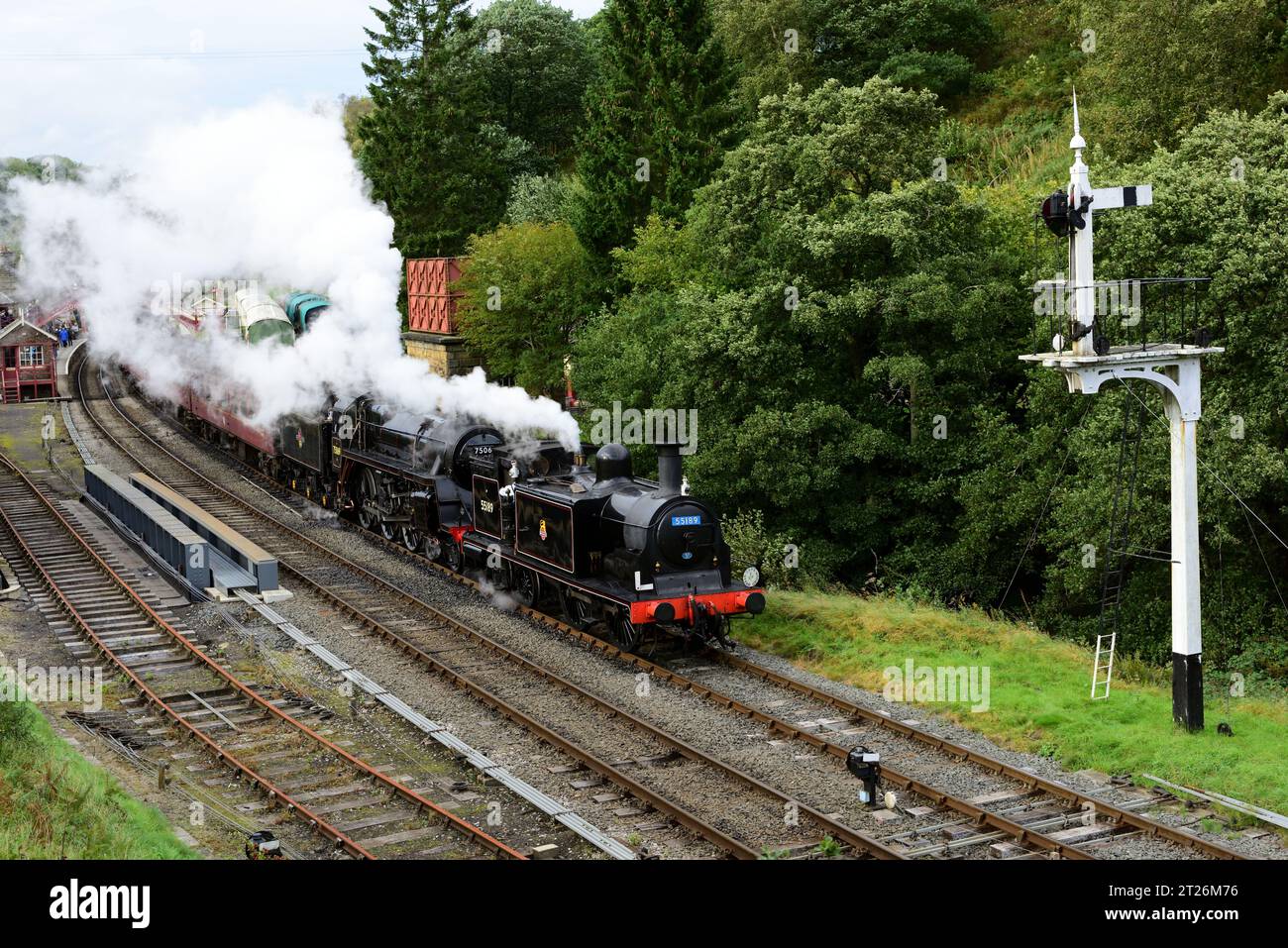 Caledonian Railway Class 439 Tankmotor Nr. 55189 und BR Standard Class 4MT Nr. 75069 am Bahnhof Goathland an der North Yorkshire Moors Railway. Stockfoto