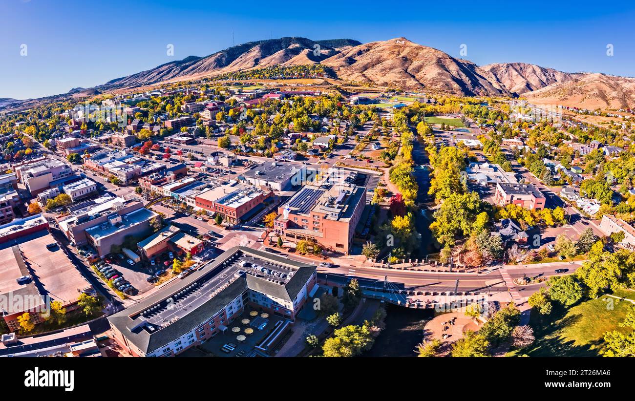 16x9 Panorama des Golden Colorado von Drohne - Downtown - Colorado School of Mines Stockfoto