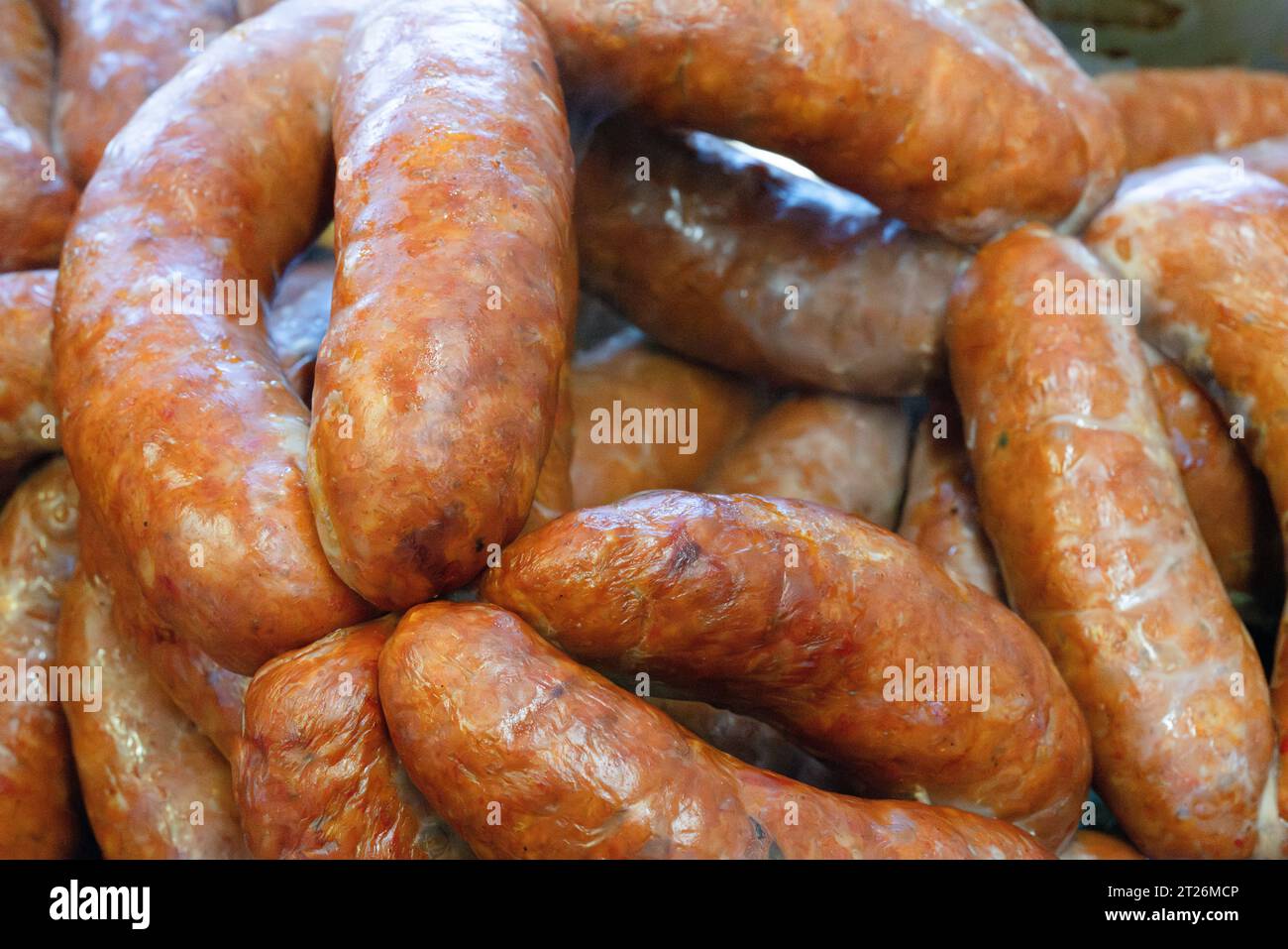 Das sind Nahaufnahmen von Nduja-Wurst, die im Ofen geröstet wird. Stockfoto