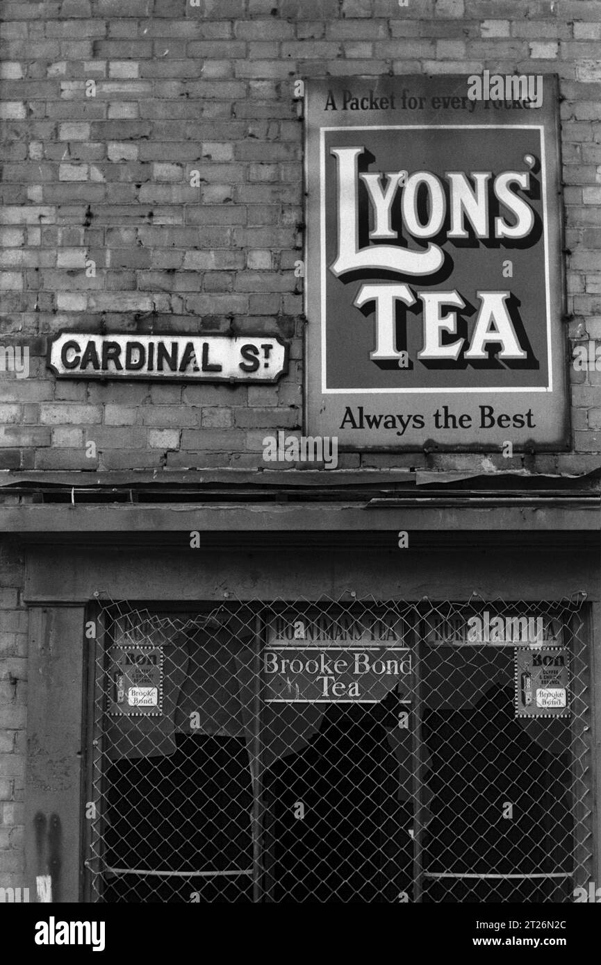 Eckladen mit einem kaputten Glasfenster mit einer Anzeige für Brook Bond Tea, Foto beim Abriss von St Ann's, Nottingham. 1969-1972 Stockfoto