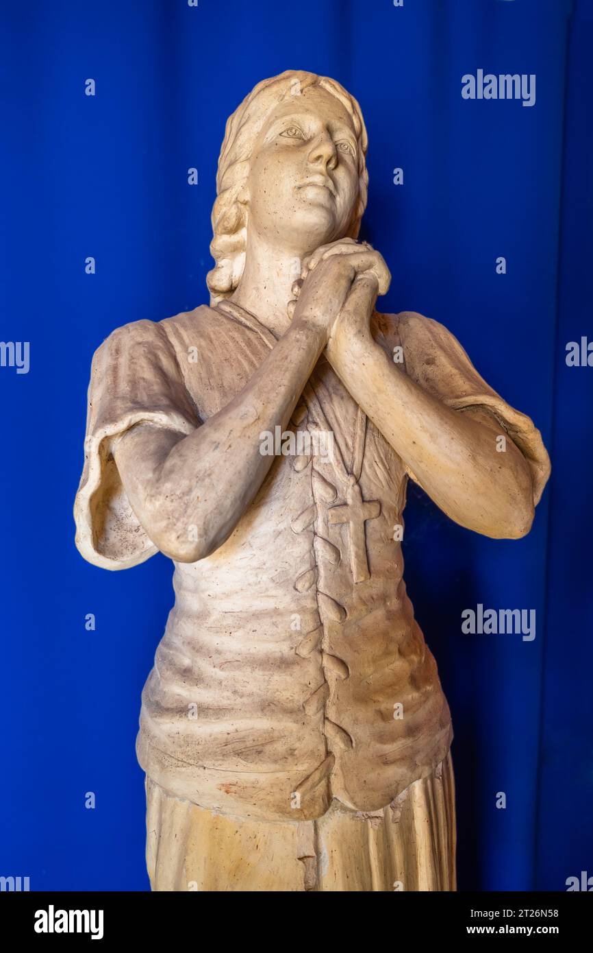 Saint Fargeau, Frankreich – 9. August 2023: Statue der heiligen Jeanne d’Arc, für sie als Schutzpatronin und Verteidigerin einer französischen Nation geehrt Stockfoto