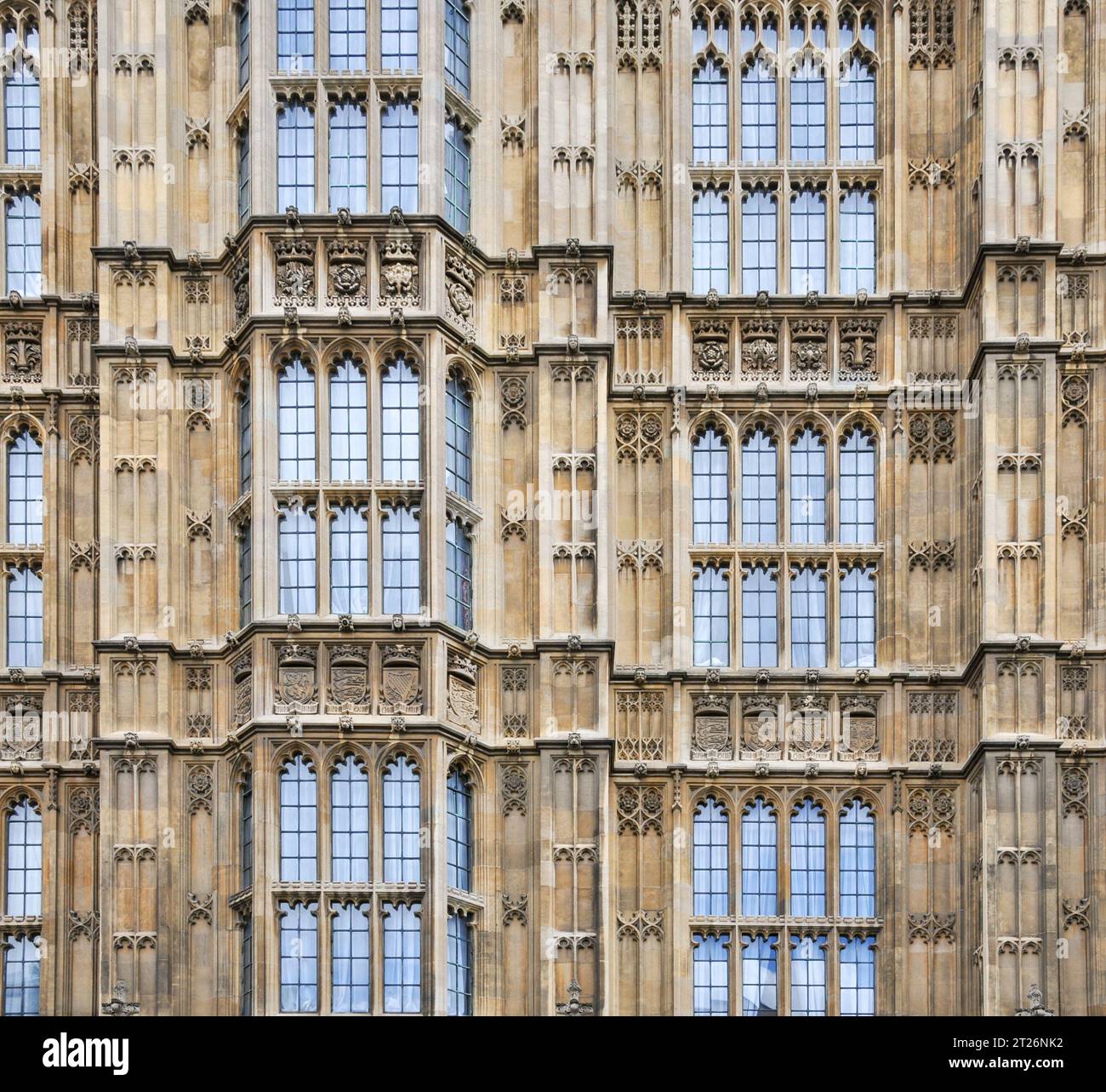 London, UK - 5. Juli 2008: 2008: In London stehen die Houses of Parliament mit ihrem Externen als ein typisches Beispiel britischer gotischer Architektur Stockfoto