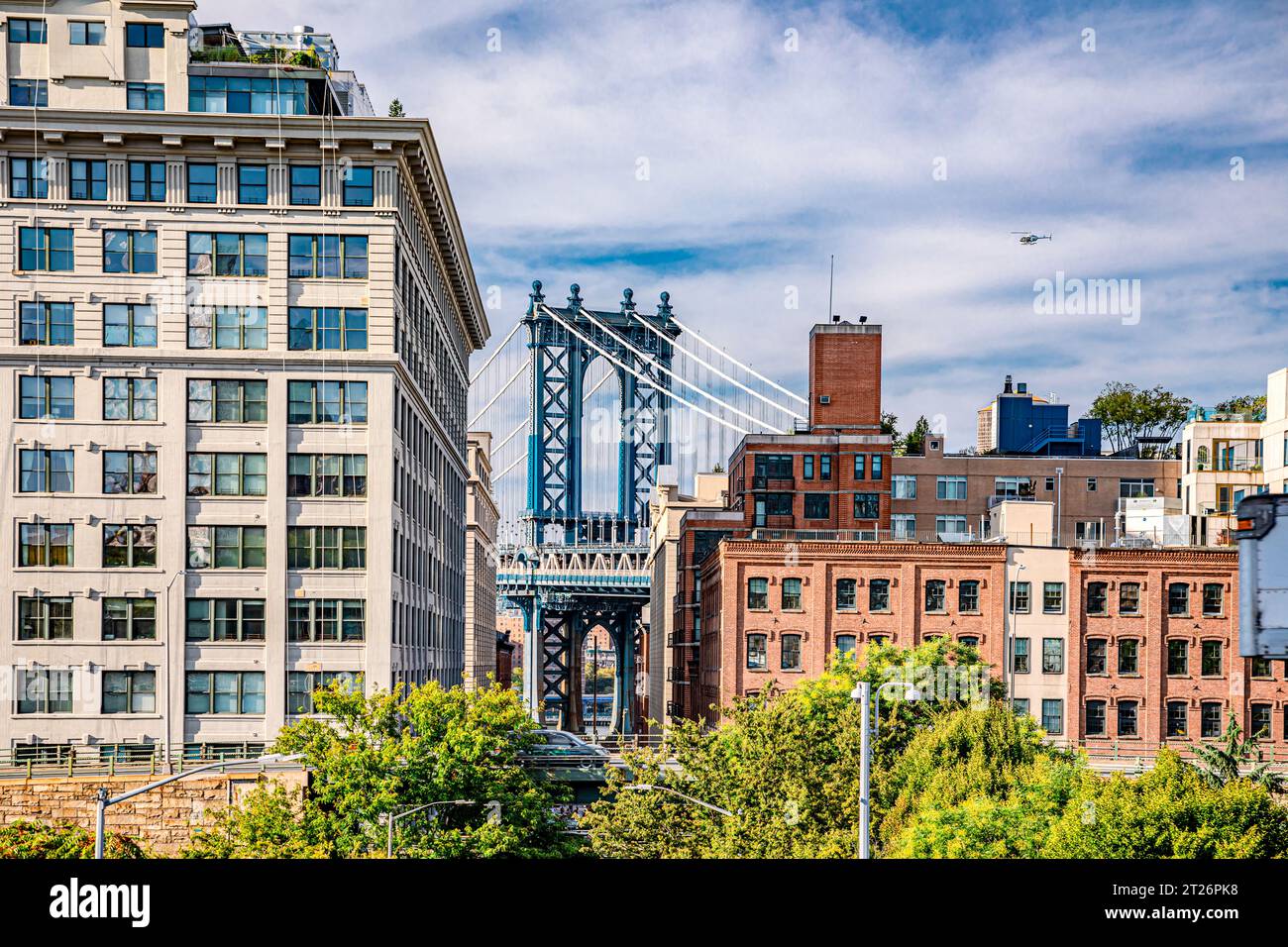 Dumbo ist ein lebhaftes Viertel in Brooklyn, das für seine künstlerische Szene bekannt ist und einen spektakulären Blick auf die ikonische Steel Manhattan Bridge bietet. Stockfoto