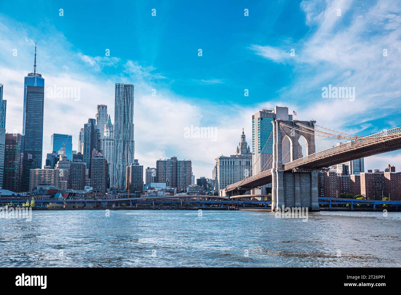 Blick auf Brooklyn und Manhattan Bridge während des Sonnenuntergangs. Stockfoto
