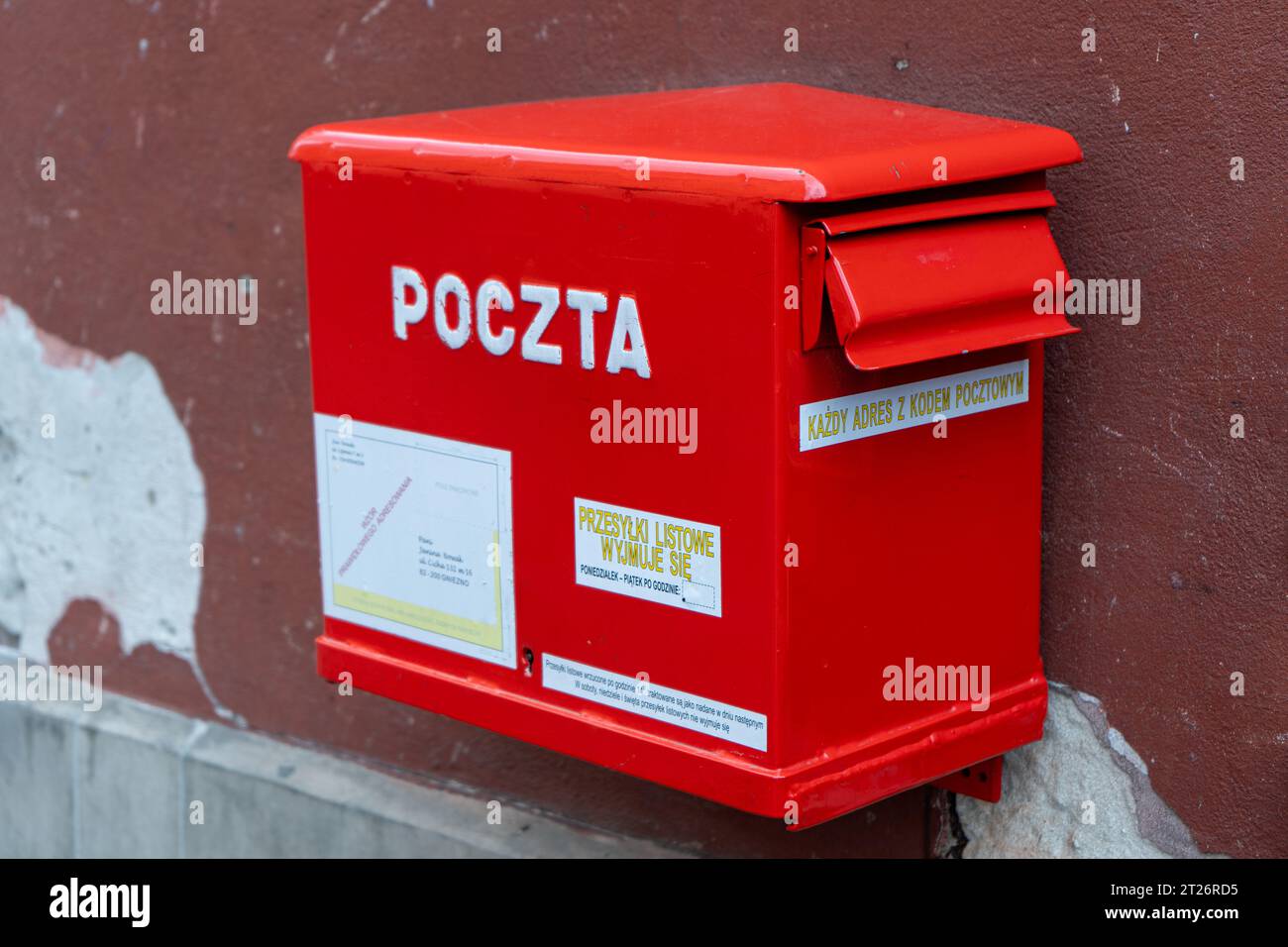 Polnische rote Mailbox auf der Straße. Box für Briefe und Briefsendungen. Warschau, Polen - 23. Juli 2023. Stockfoto
