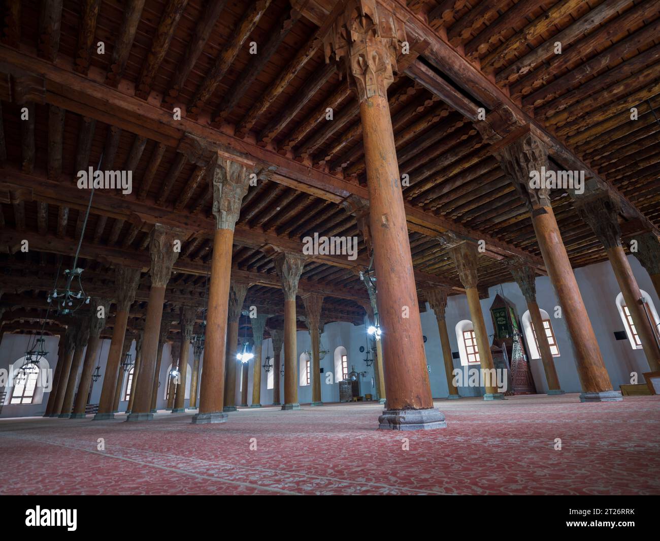 Afyonkarahisar, Türkei. 2. Oktober 2023. Innenraum der Afyonkarahisar Grand Moschee (Türkisch; Ulu cami) Antike Holzmoschees. Türkiye Reise Stockfoto