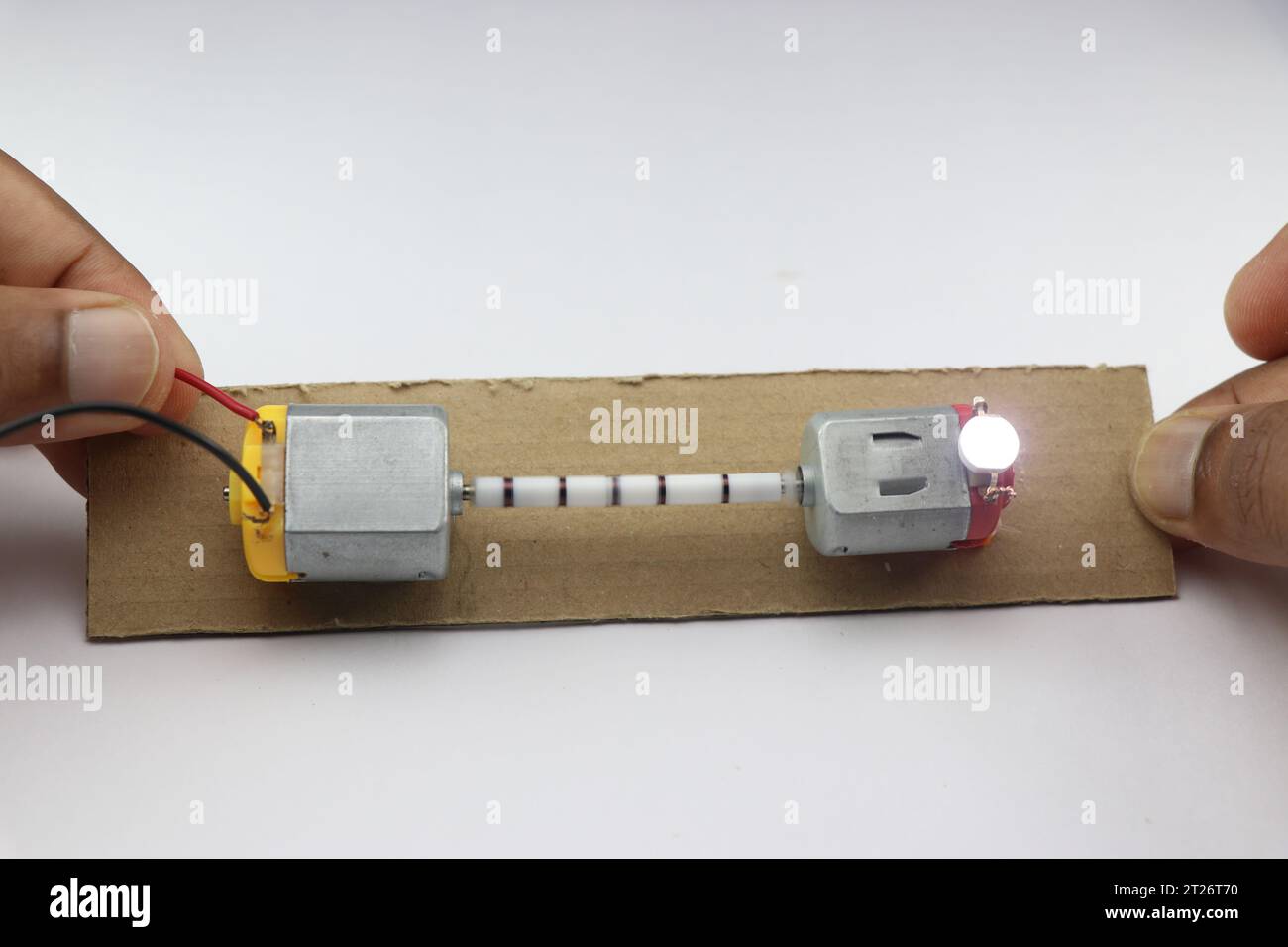 Aufbau des Gleichstrommotors, der das Konzept der Umwandlung von mechanischer Energie in elektrische Energie zeigt. Konzept der Energieumwandlung von einer Form in eine andere Stockfoto