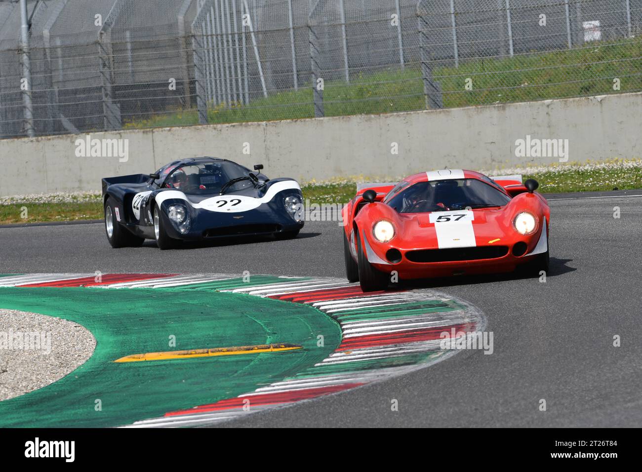 Scarperia, 2. April 2023: Lola T70 Mk III B Jahr 1967 in Aktion während der Mugello Classic 2023 auf dem Mugello Circuit in Italien. Stockfoto