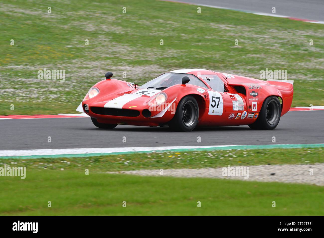 Scarperia, 2. April 2023: Lola T70 Mk III B Jahr 1967 in Aktion während der Mugello Classic 2023 auf dem Mugello Circuit in Italien. Stockfoto