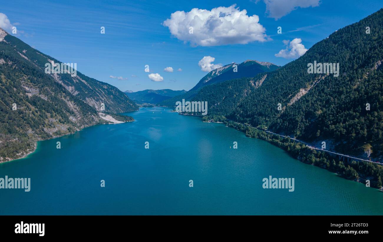 Aus der Vogelperspektive auf den wunderschönen Achensee in Tirol, Österreich. Die Fotografie des Sees wurde von einer Drohne in einer höheren Höhe aufgenommen. Stockfoto