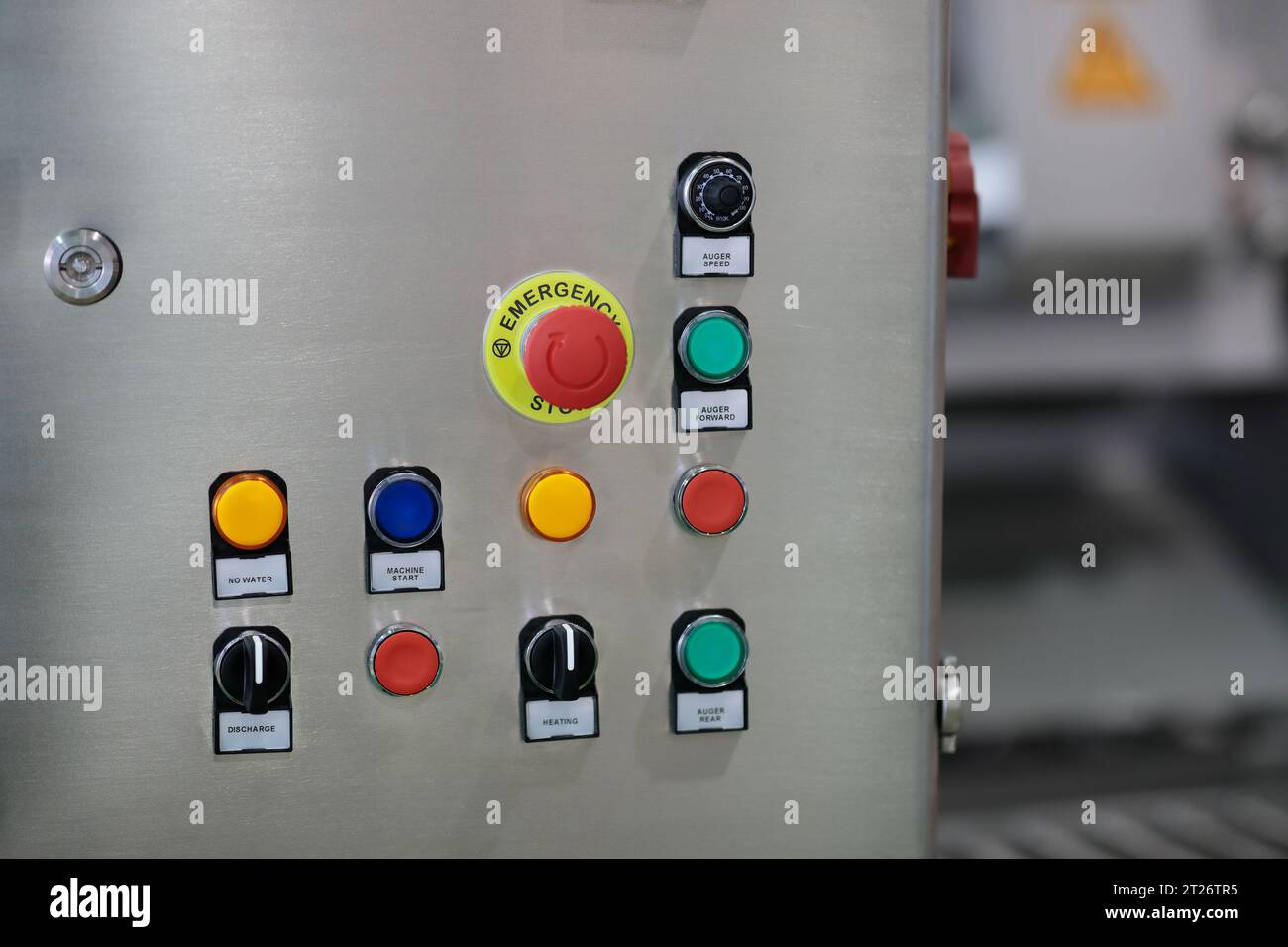Steuerbox der automatischen Lebensmittelverarbeitungsmaschine. Selektiver Fokus. Stockfoto