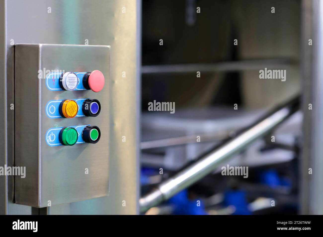 Schaltkasten der automatisierten Maschine in der Lebensmittelfabrik. Selektiver Fokus. Stockfoto