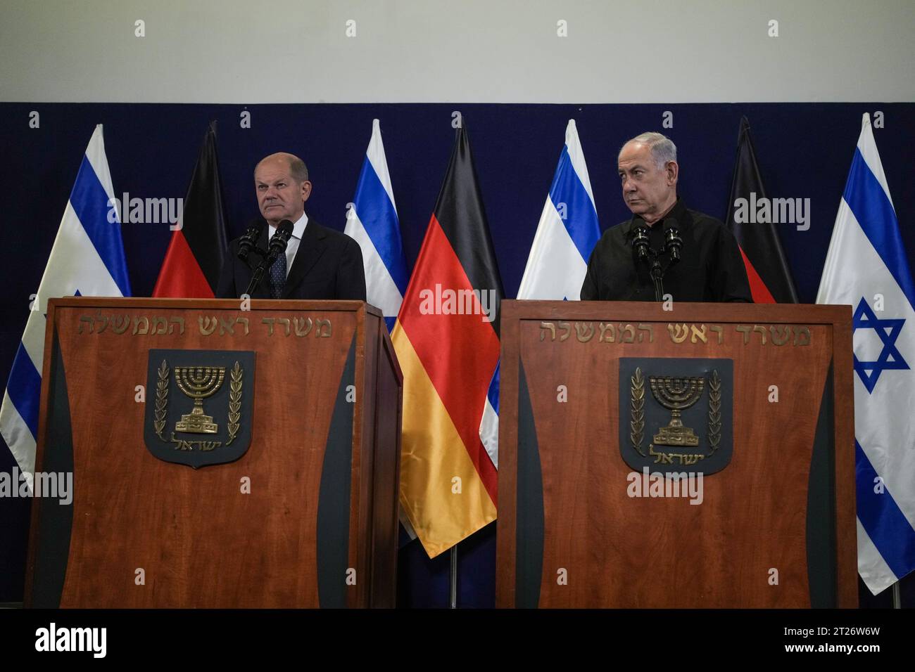 Tel Aviv, Israel. Oktober 2023. Der deutsche Bundeskanzler Olaf Scholz, links, und der israelische Premierminister Benjamin Netanjahu, sprechen nach ihrem Treffen am Dienstag, den 17. Oktober 2023 in Tel Aviv, Israel, vor den Medien. Pool Foto von Maya Alleruzzo/UPI Credit: UPI/Alamy Live News Stockfoto