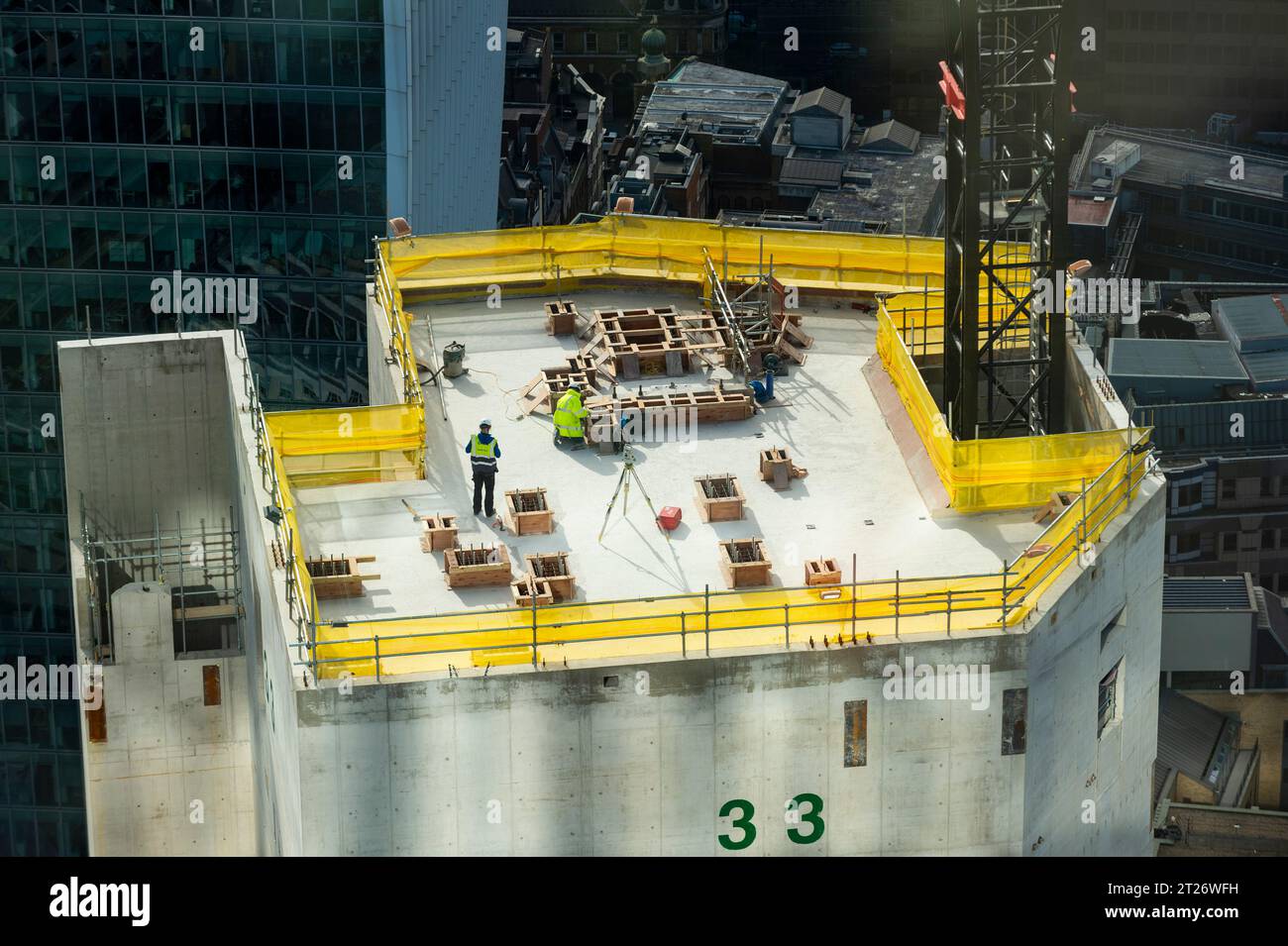 London, Großbritannien. 17. Oktober 2023. Wetter in Großbritannien – Ein allgemeiner Blick an einem klaren Morgen auf Bauarbeiter im 33. Stock des Gebäudes neben 8 Bishopsgate, von der Aussichtsplattform, bekannt als Aussichtspunkt, gesehen. Die Prognose sieht vor, dass Storm Babet große Teile Großbritanniens mit starkem Regen versorgen wird. Quelle: Stephen Chung / Alamy Live News Stockfoto