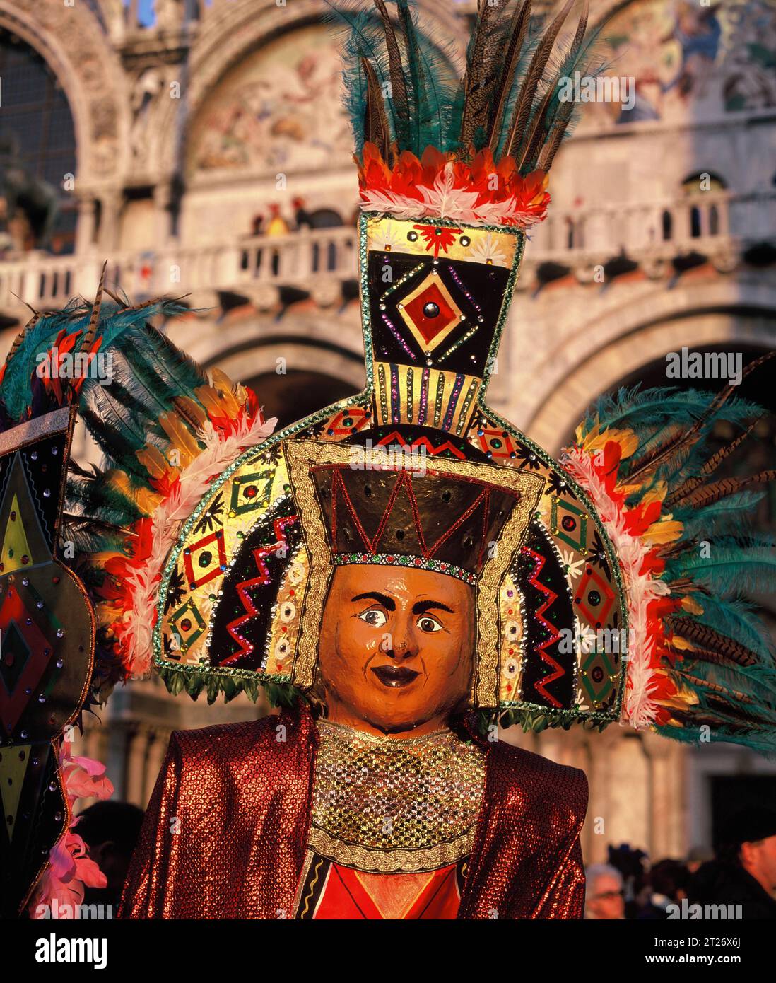 Italien. Venedig. Karnevalsprozession. Spieler in Kostüm und Maske. Stockfoto