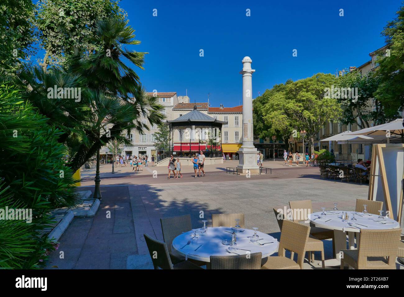 Die Altstadt von Antibes zeigt den zentralen „Place National“ und die Straßen in der Nähe mit Blumen. Stockfoto
