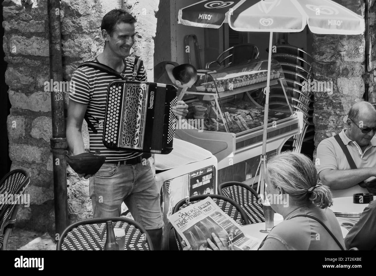 Lokale Figuren spielen Akkordeon in der Altstadt von Antibes, Frankreich Stockfoto