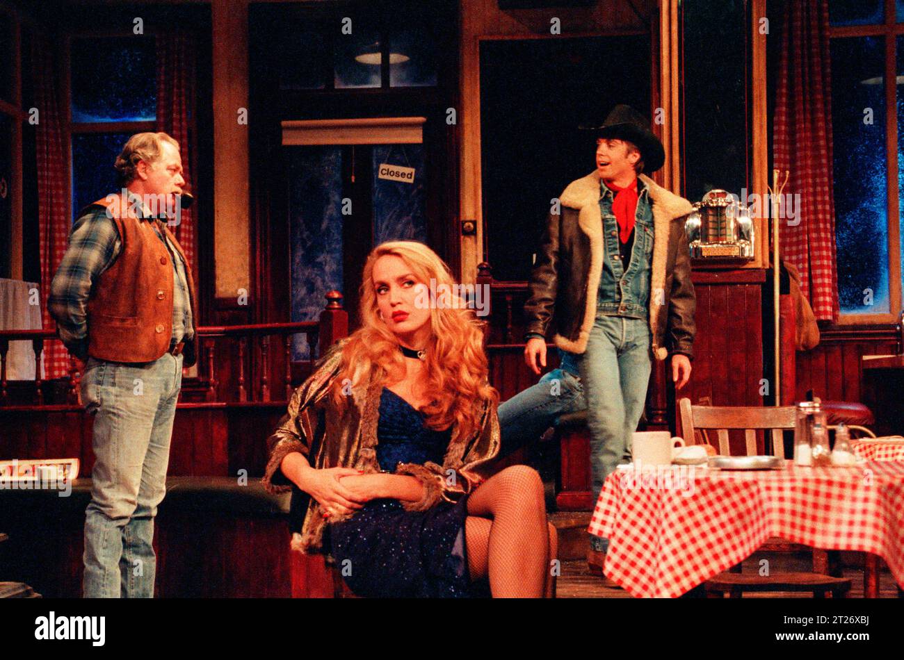 l-r: Bill Bailey (will Masters), Jerry Hall (Cherie), Shaun Cassidy (Bo Decker) an der BUSHALTESTELLE von William Inge im Palace Theatre, Watford, England 02/1990 Transfer zum Lyric Theatre, London W1 27/02/1990 Design: Tim Goodchild Beleuchtung: Jenny Cane Regie: Phil Oesterman Stockfoto