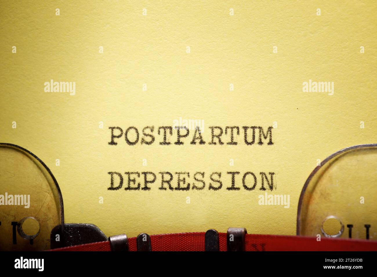 Postpartaler Depressionstext mit Schreibmaschine. Stockfoto