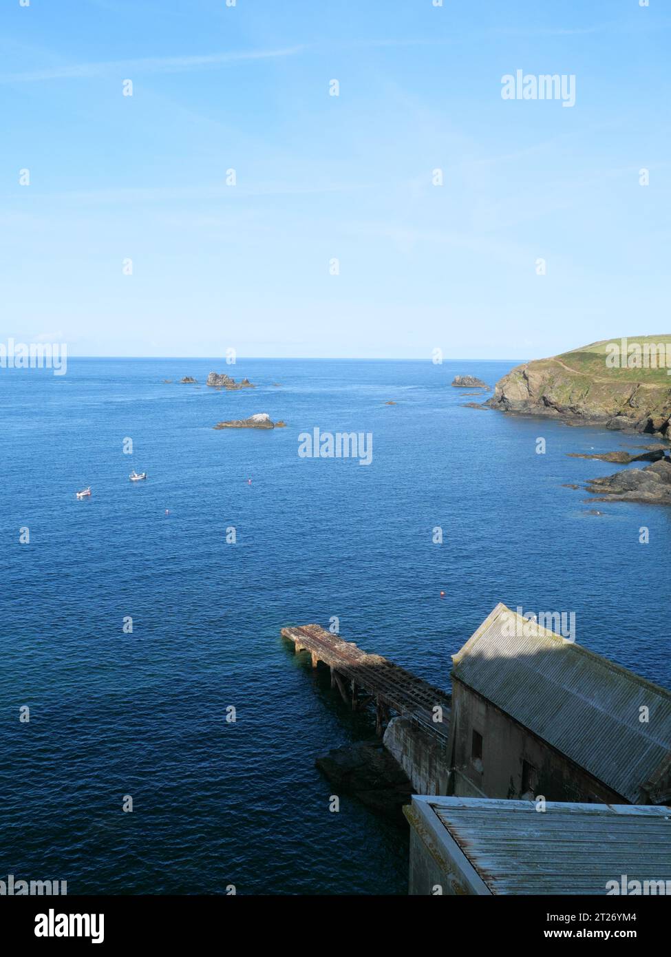 Blick auf die Rampe der verlassenen Rettungsbootstation am Lizard Point und die Küste in Cornwall, England Stockfoto