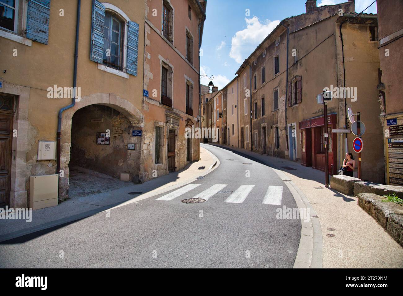 Bezaubernde Straßen der Provence, Frankreich, mit traditioneller Architektur und sonnigem Himmel. Stockfoto