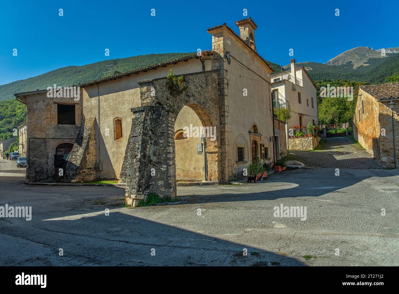 Die Kirche S. Rocco aus dem 11. Jahrhundert mit einem charakteristischen Bogen mit zwei Stützspornen. Über der Fassade befindet sich der kleine Glockenturm. Abruzzen Stockfoto