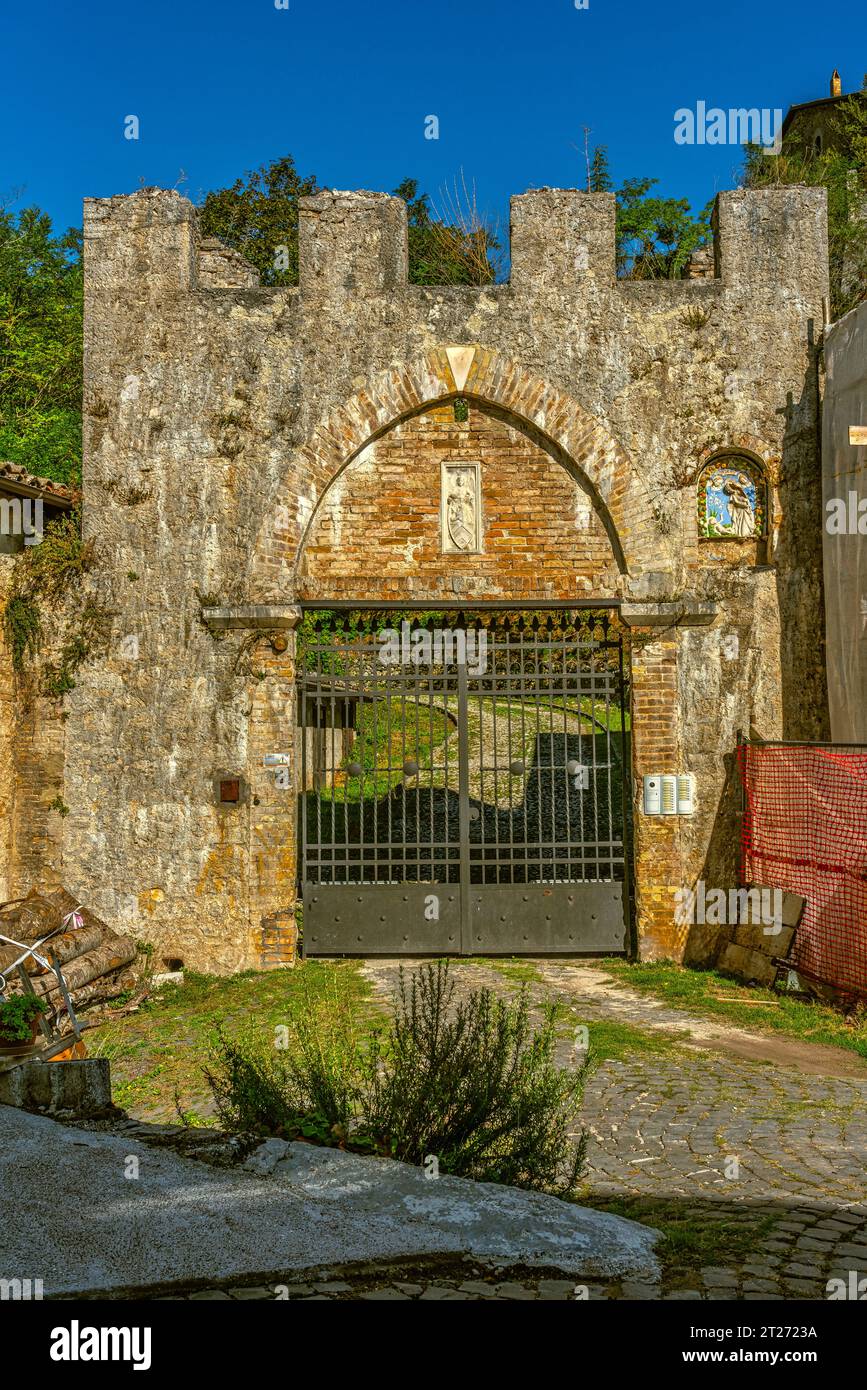 Die Eingangstür mit den Zinnen und dem Turm zur mittelalterlichen Burg von Gagliano Aterno. Gagliano Aterno, Provinz L'Aquila, Abruzzen, Italien Stockfoto