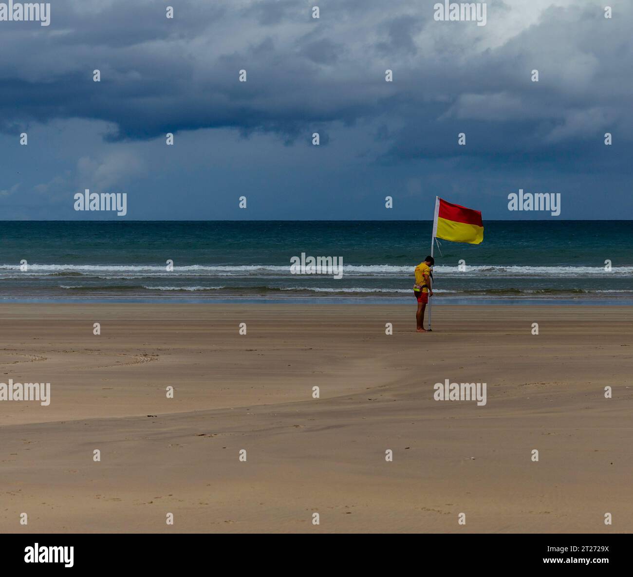 Downhill Strand, Downhill, County Londonderry, Nordirland 5. Juli 2023 - Rettungsschwimmer, die eine sichere Badeflagge am Strand anbringen Stockfoto