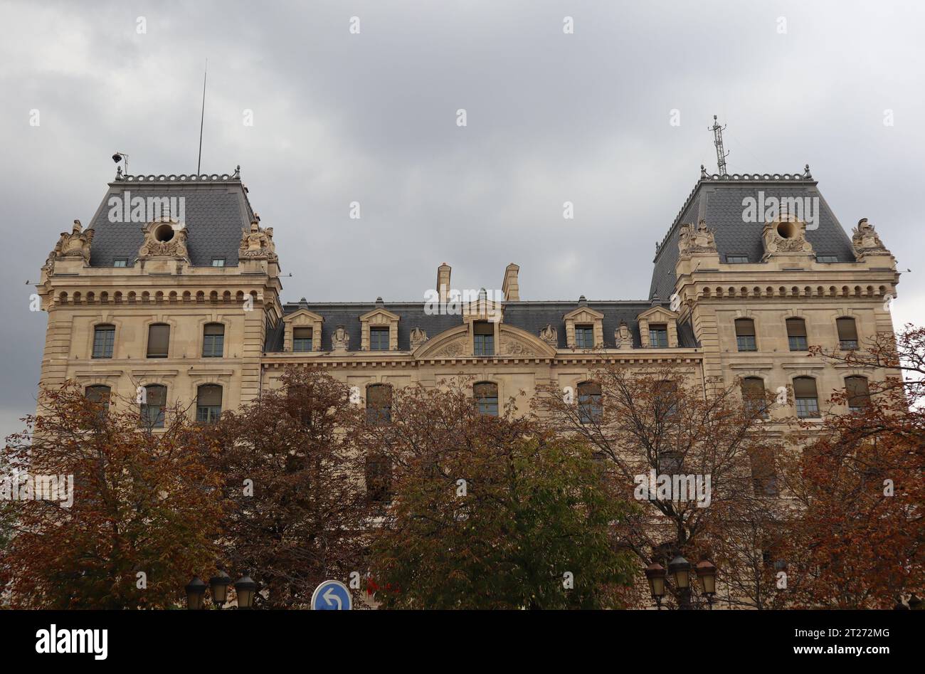 Blick auf das Apartmentgebäude und die Wohnstruktur bei trübem Wetter, Paris, Frankreich. Stockfoto