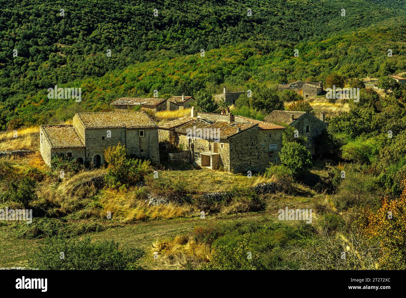 Blick von oben auf die Häuser einer alten landwirtschaftlich-pastoralen Berggemeinde. Alte Steinhäuser. Pagliare di Tione, Abruzzen Stockfoto