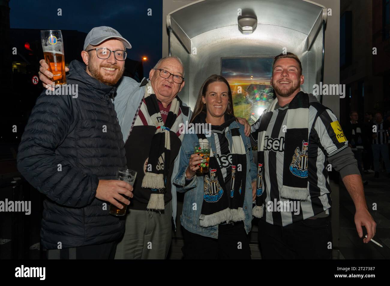 Fans vor dem Spiel Newcastle United gegen PSG - Paris Saint Germain UEFA Champions League in Newcastle upon Tyne, Großbritannien Stockfoto