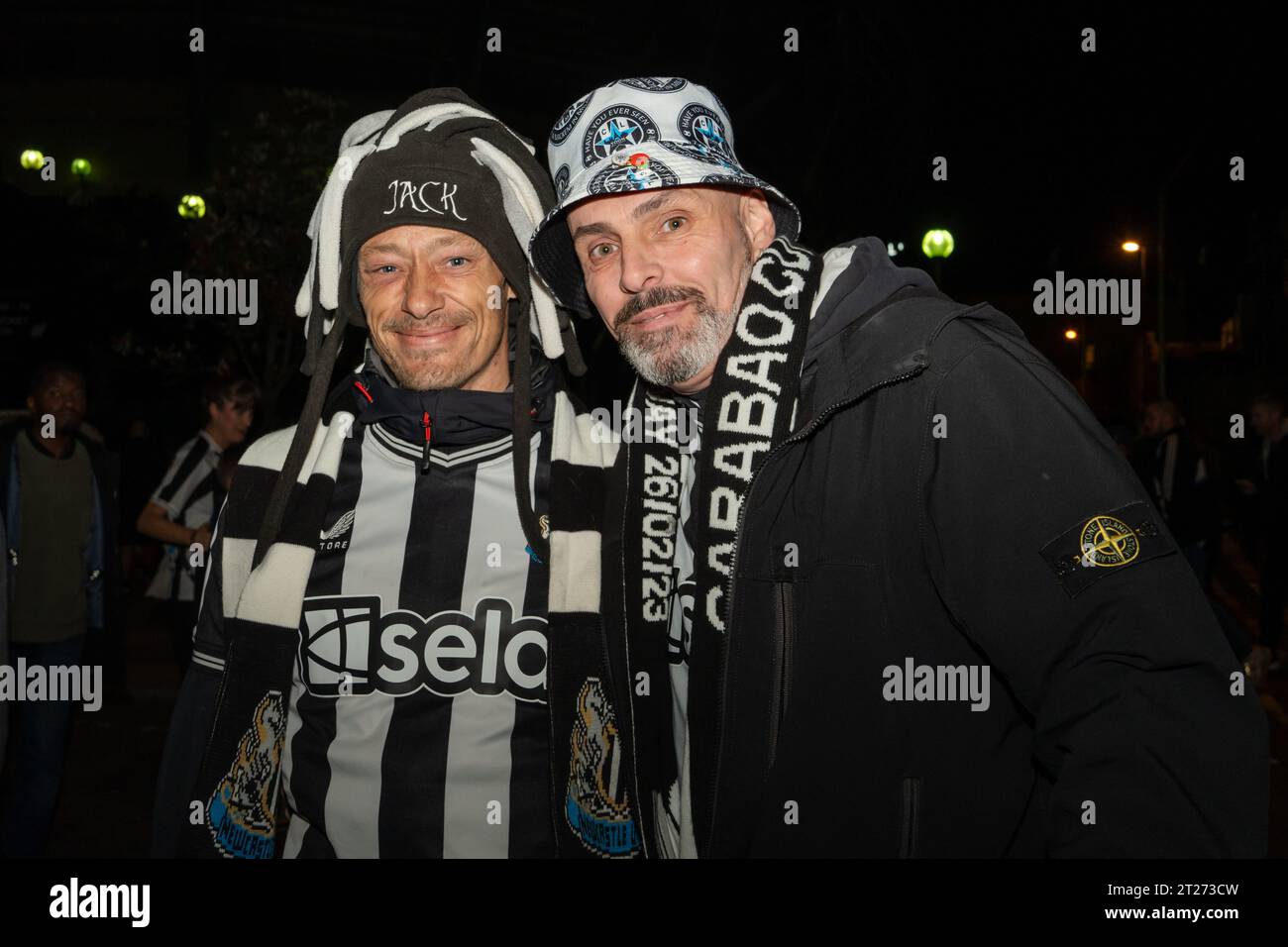 Fans vor dem Spiel Newcastle United gegen PSG - Paris Saint Germain UEFA Champions League in Newcastle upon Tyne, Großbritannien Stockfoto