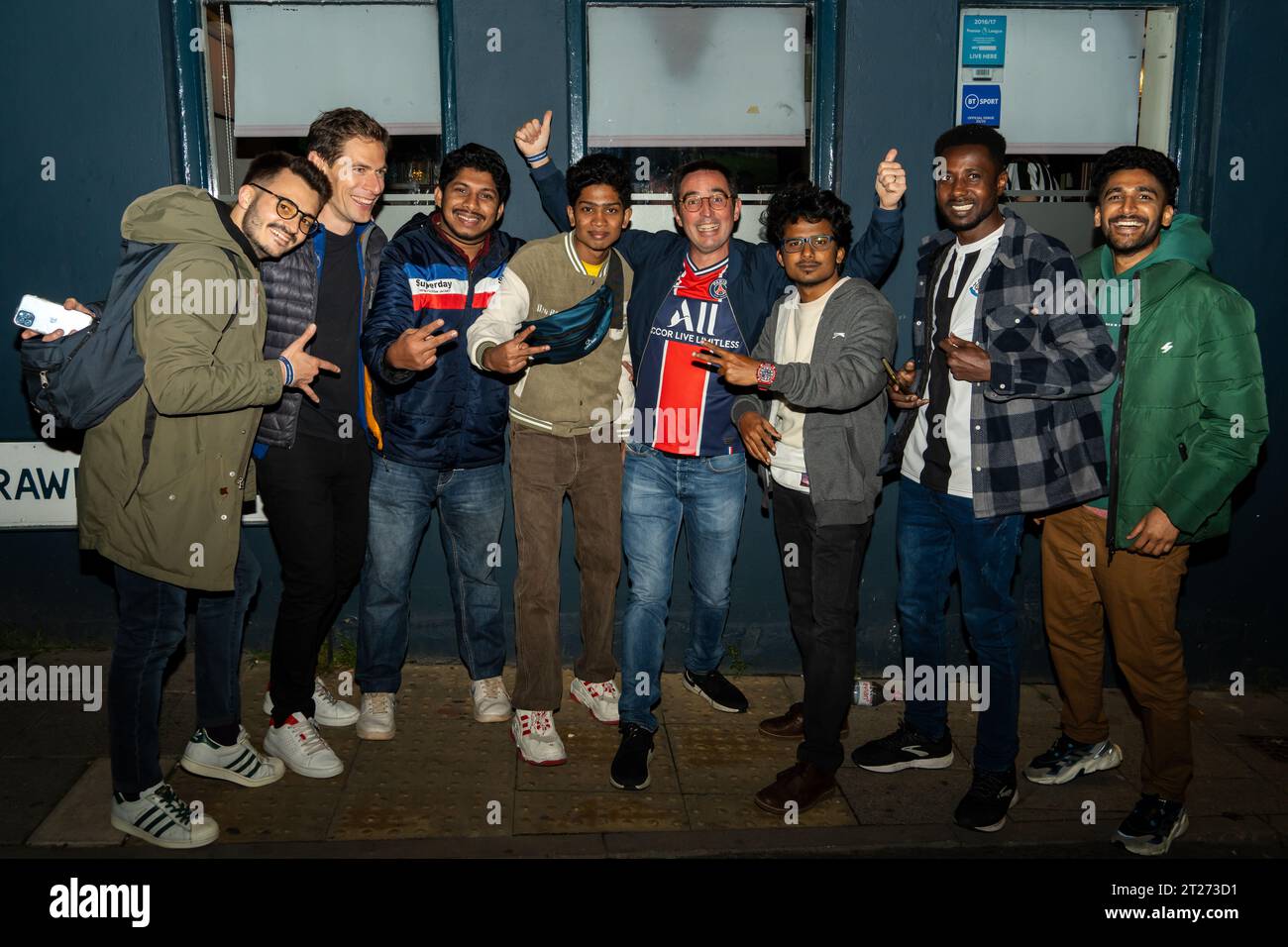 Fans vor dem Spiel Newcastle United gegen PSG - Paris Saint Germain UEFA Champions League in Newcastle upon Tyne, Großbritannien Stockfoto