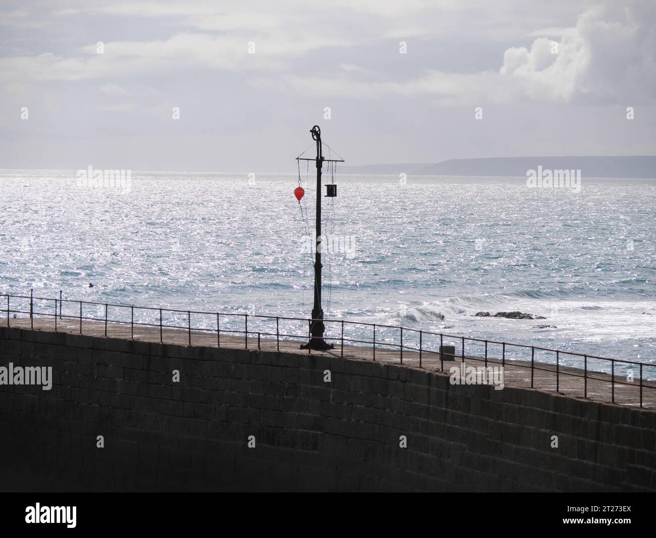 Abendstimmung am Pier mit Signalanlage im Hafen von Porthleven in Cornwall England Stockfoto