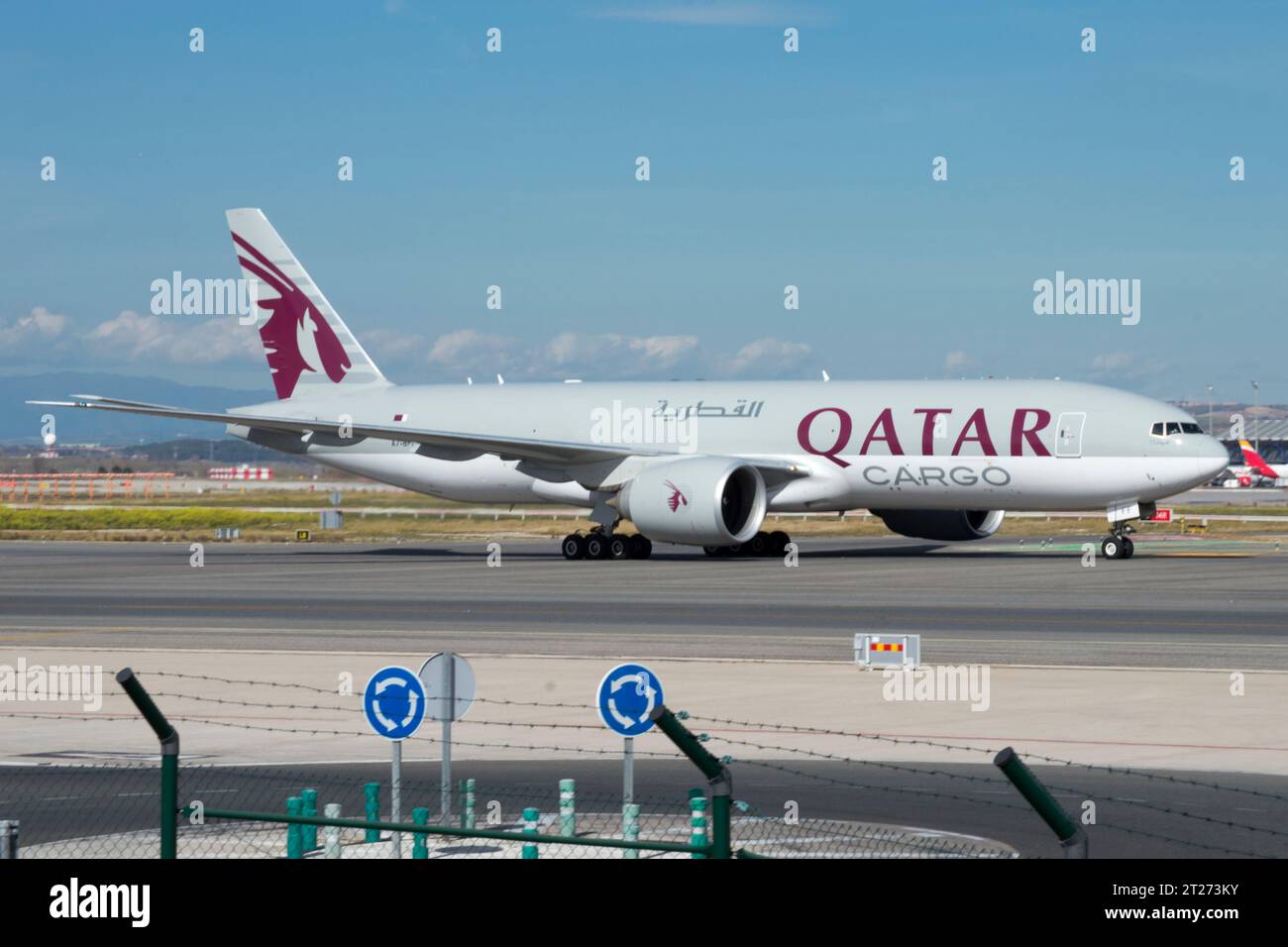 Avión de carga de la aerolínea Qatar Cargo Boeing 777F Stockfoto