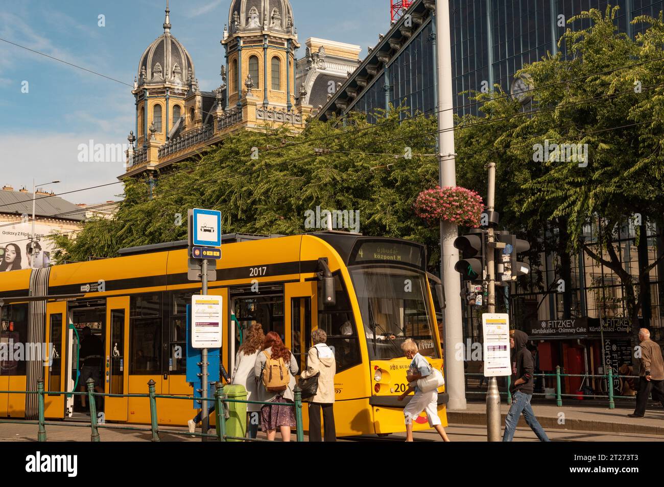 Budapest, Ungarn. Am 1. Oktober 2023 besteigen Passagiere eine ungarische Stadtbahn vor dem Bahnhof Nyugati Palyaudvar in Budapest, Ungarn Stockfoto