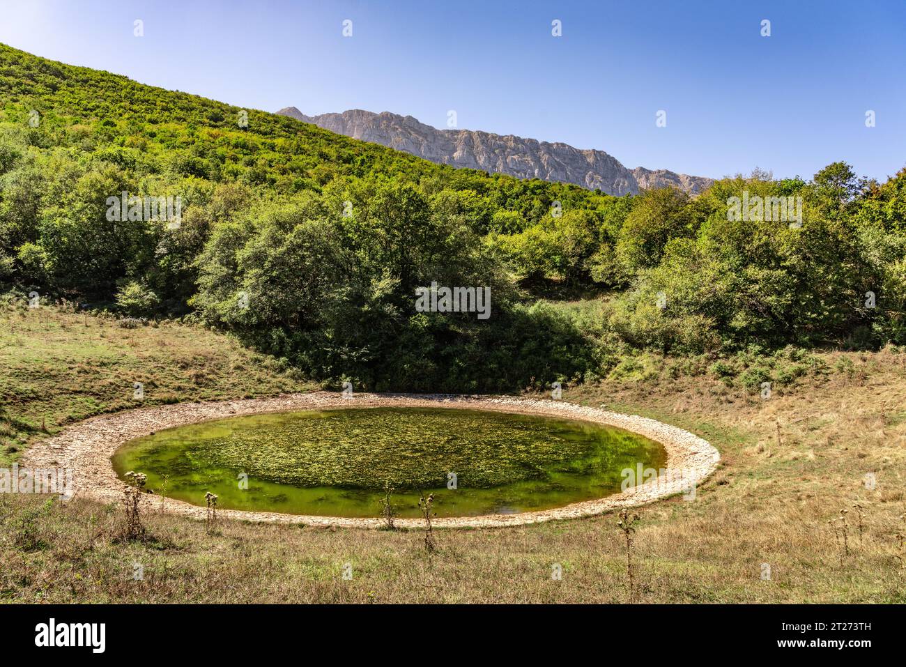 Der Meteoritensee von Tempra und die herrlichen Wälder des Subequana-Tals. Abruzzen, Italien, Europa Stockfoto