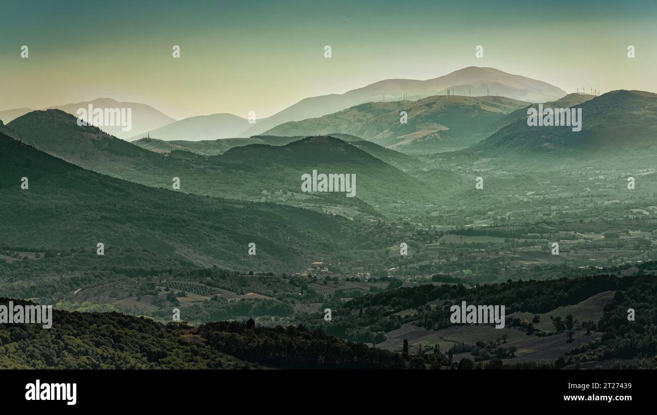 Der Nebel zieht verschiedene Ebenen zwischen den Bergen, die das Subequana-Tal umgeben. Abruzzen, Italien, Europa Stockfoto