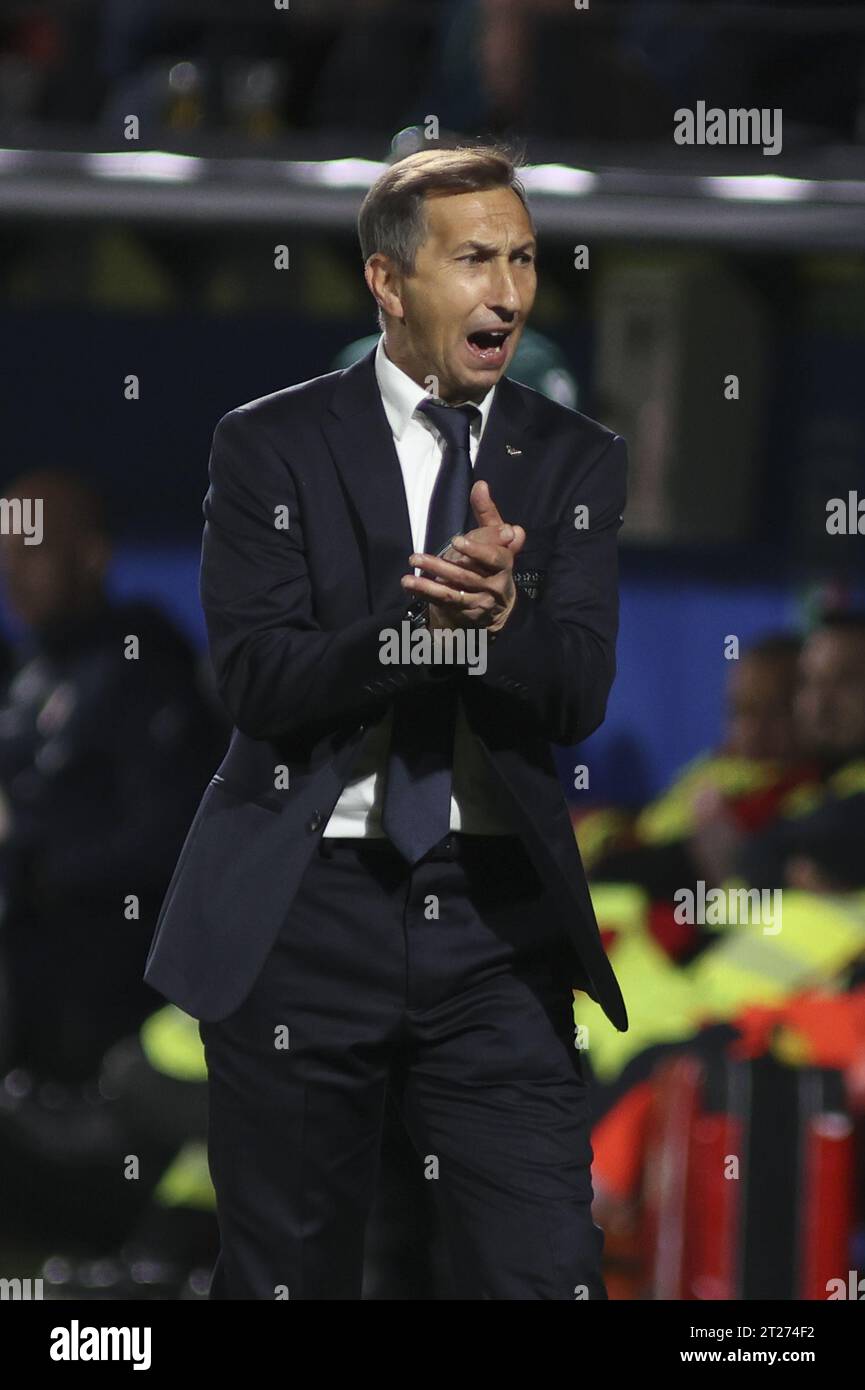 Bozen, Italien. Oktober 2023. Carmine Nunziata Head Coach von Italien schlägt die Hand während Italien U21 gegen Norwegen U21, 3° Spiel der europäischen Qualifikation 2025 Gruppe A, Spiel bei GNerone Claudio Druso in Bozen - Bolzen (BZ), Italien, am 17. Oktober 2023. Quelle: Unabhängige Fotoagentur/Alamy Live News Stockfoto